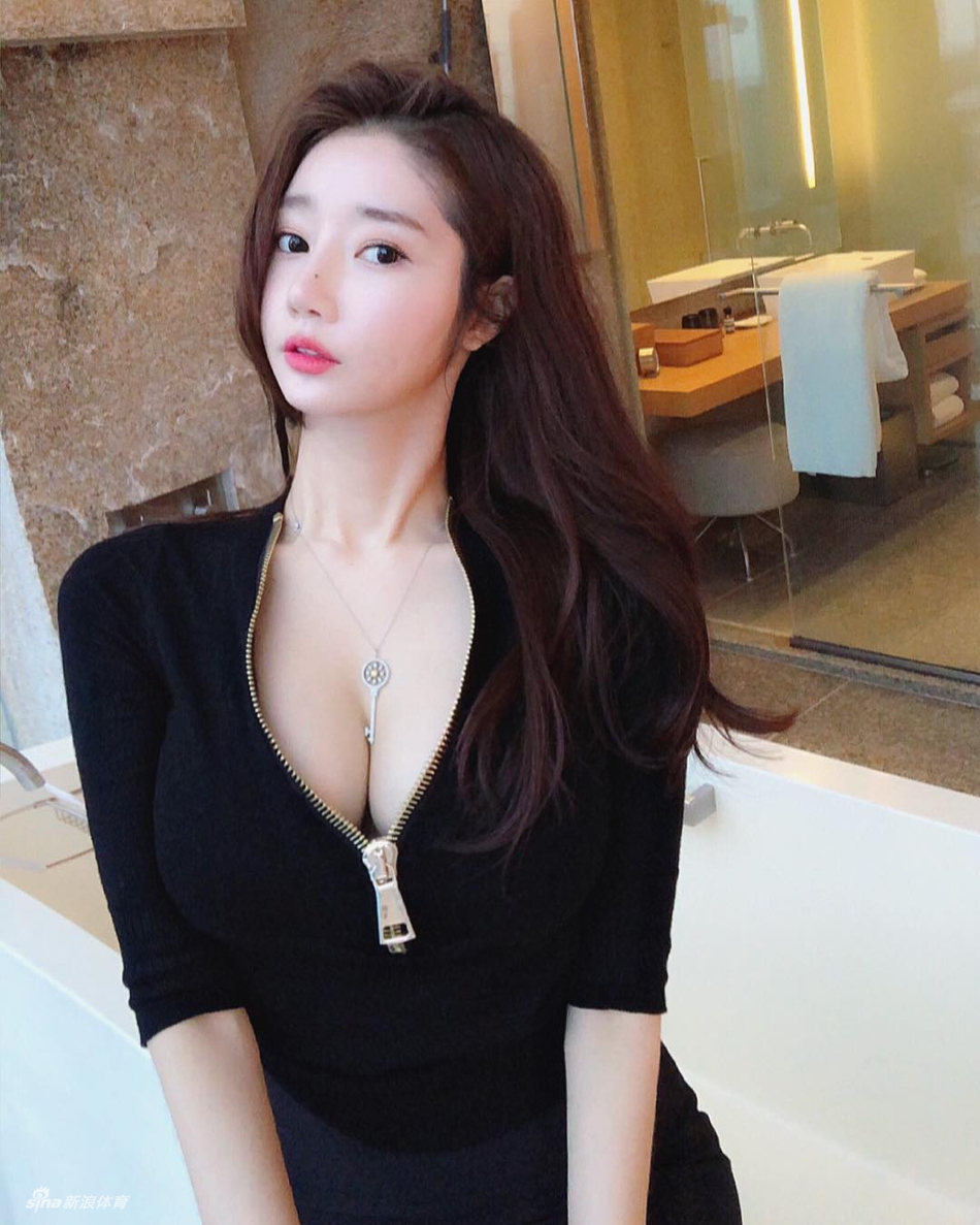 岂止于大！美女上演别样制服诱惑