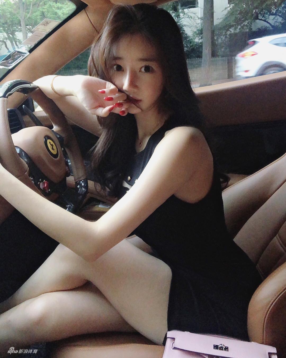 岂止于大！美女上演别样制服诱惑