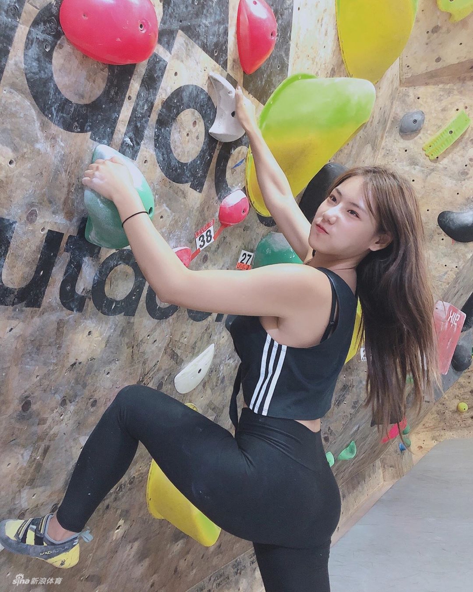 线条完美！美女海边大秀身材