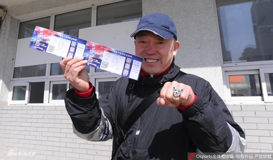 辽宁球迷排队抢购疆辽大战球票