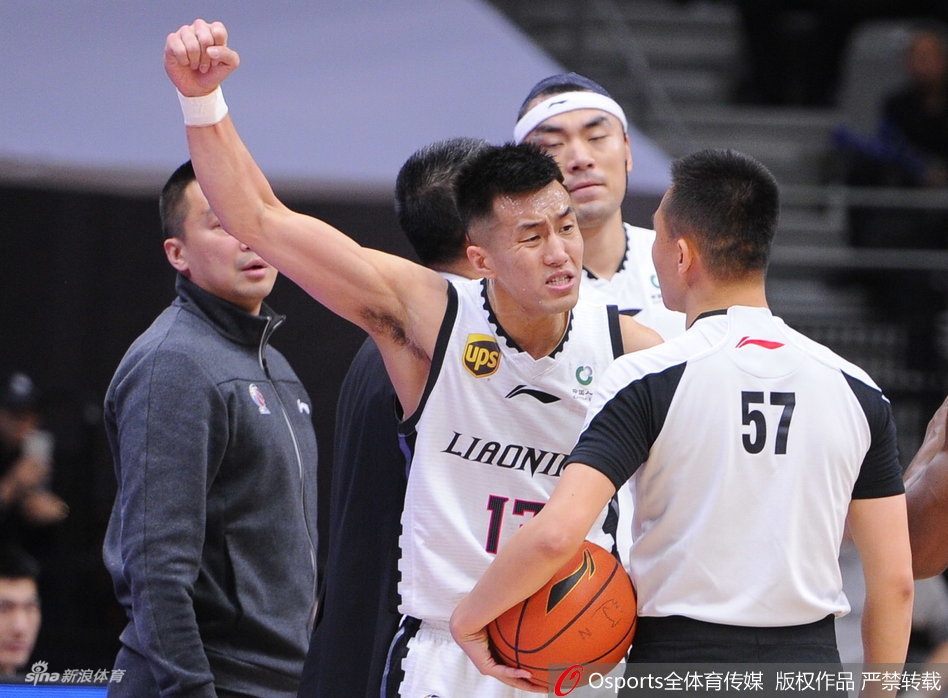 被犯规后郭艾伦恼羞成怒!结果被裁判吹技规