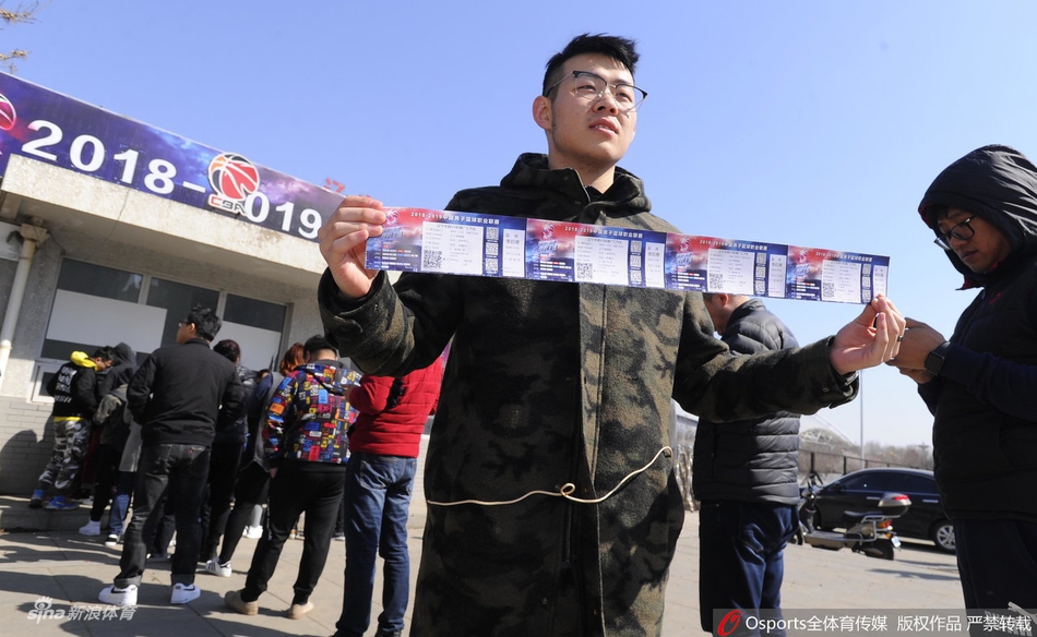 辽宁球迷排队抢购疆辽大战球票