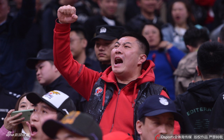 辽篮球迷和啦啦队赛后哭泣