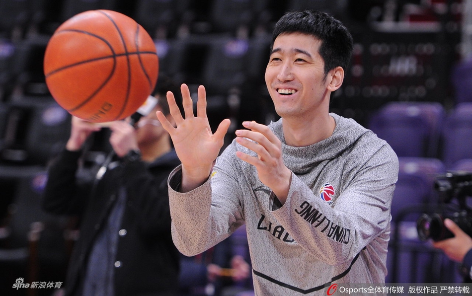 郭艾伦笑容灿烂轻松备战