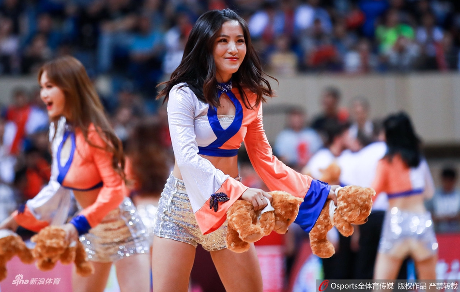 啦啦宝贝热舞助威男篮热身赛