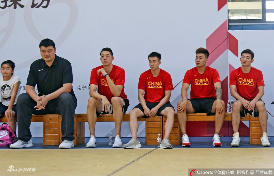 基因强大！姚明女儿姚沁蕾现场打球