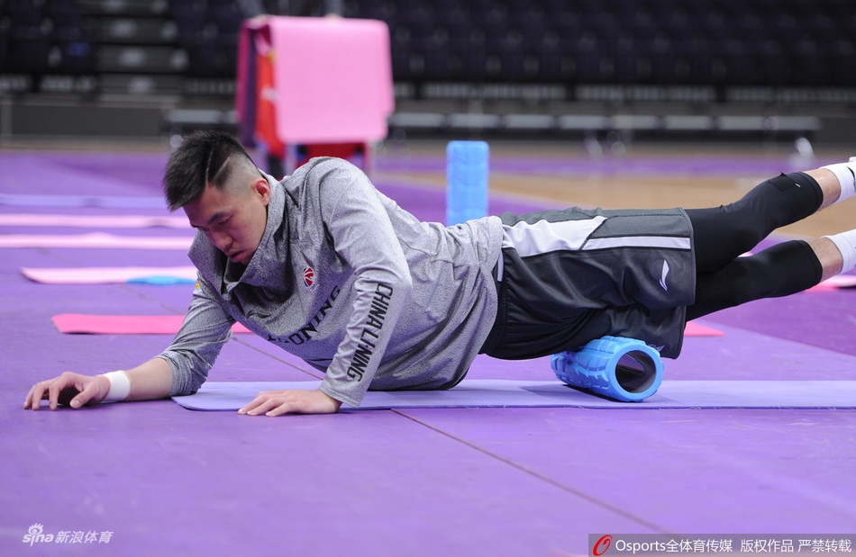 郭艾伦笑容灿烂轻松备战