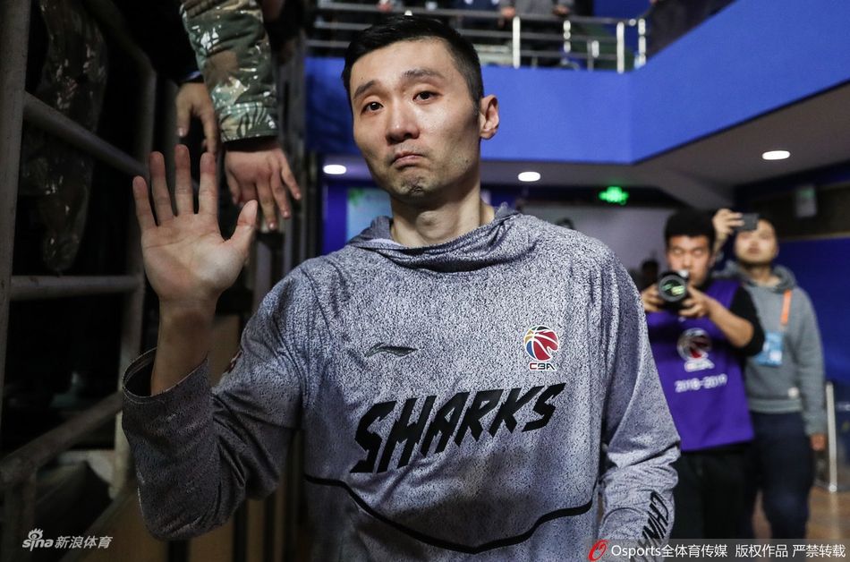 不说再见！刘炜含泪与球迷告别