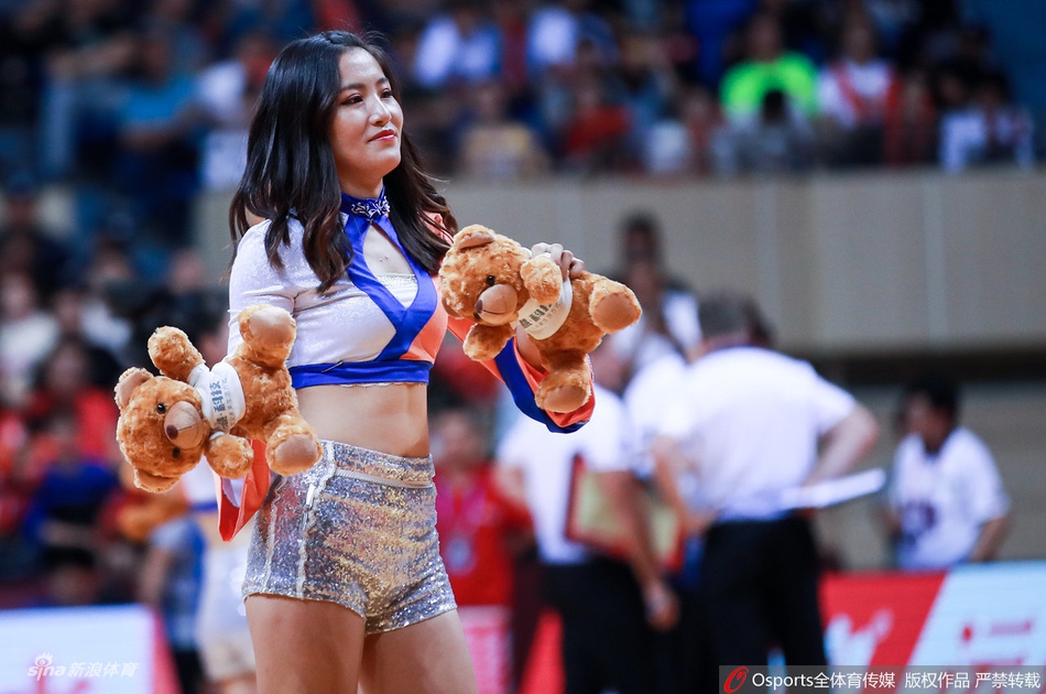 啦啦宝贝热舞助威男篮热身赛