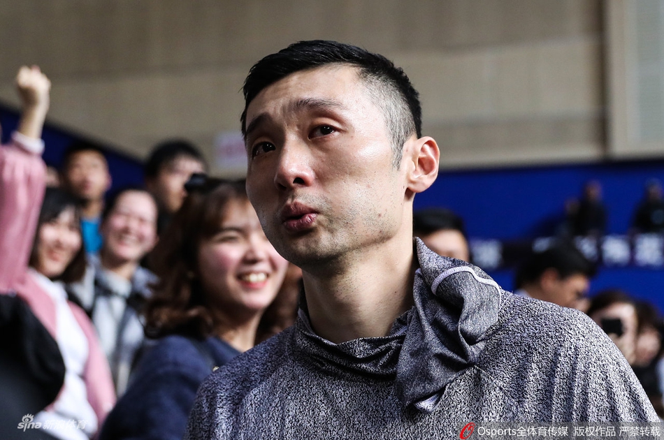 不说再见！刘炜含泪与球迷告别