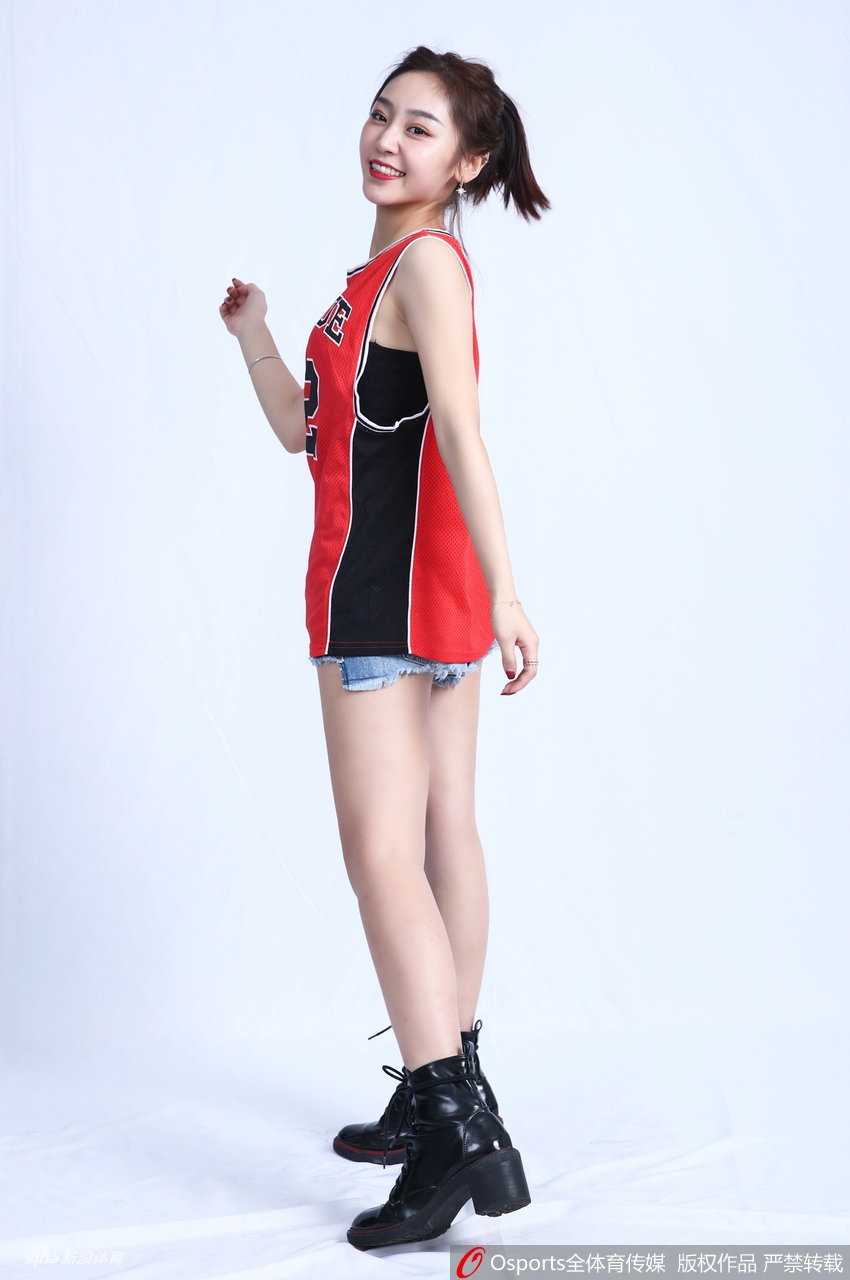 宋小粤球衣配热裤靓丽写真