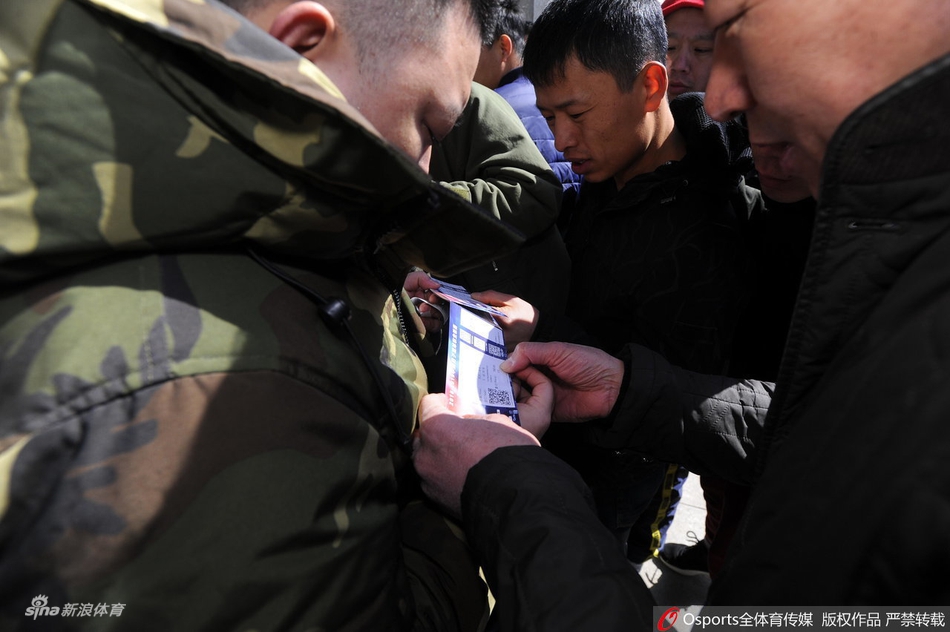 辽宁球迷排队抢购疆辽大战球票