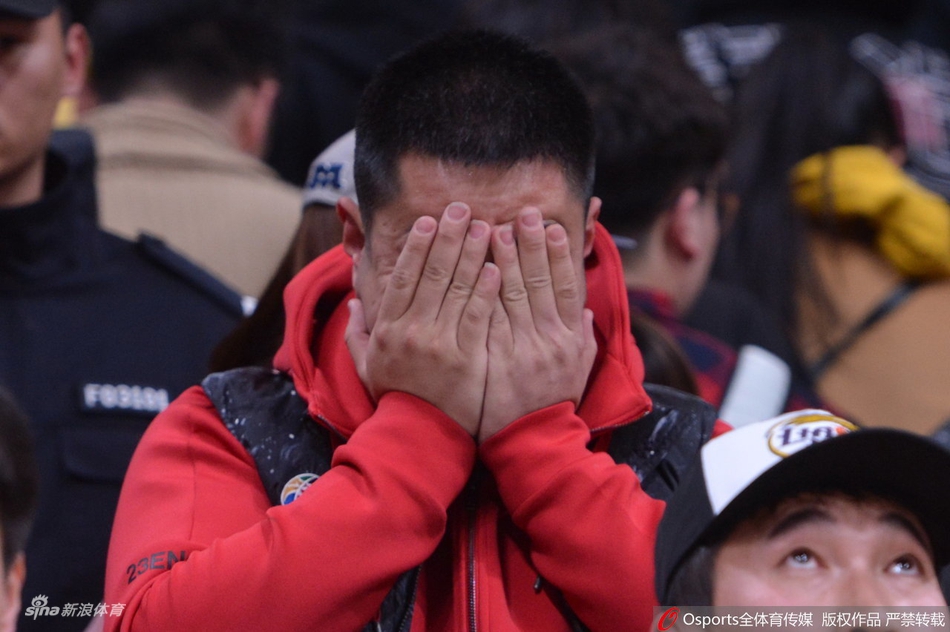辽篮球迷和啦啦队赛后哭泣