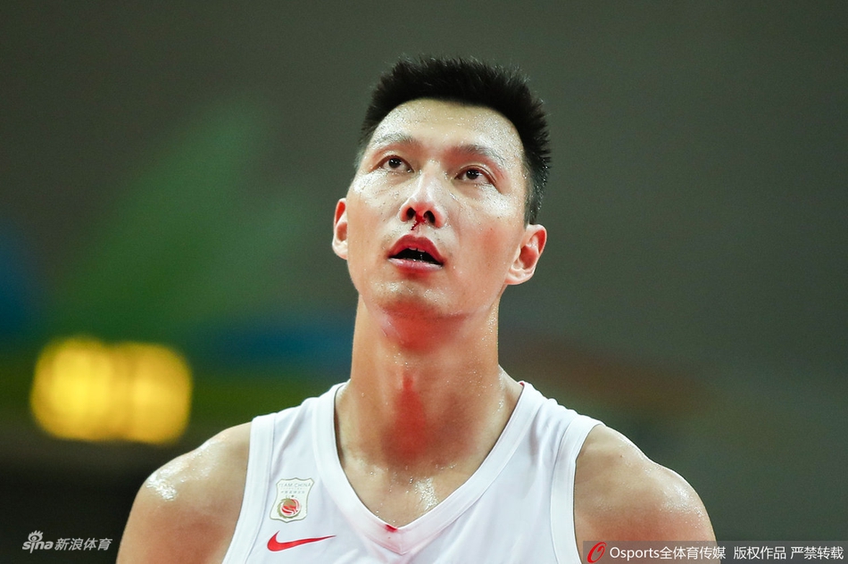 阿联复出首场遭恶意犯规鼻腔出血