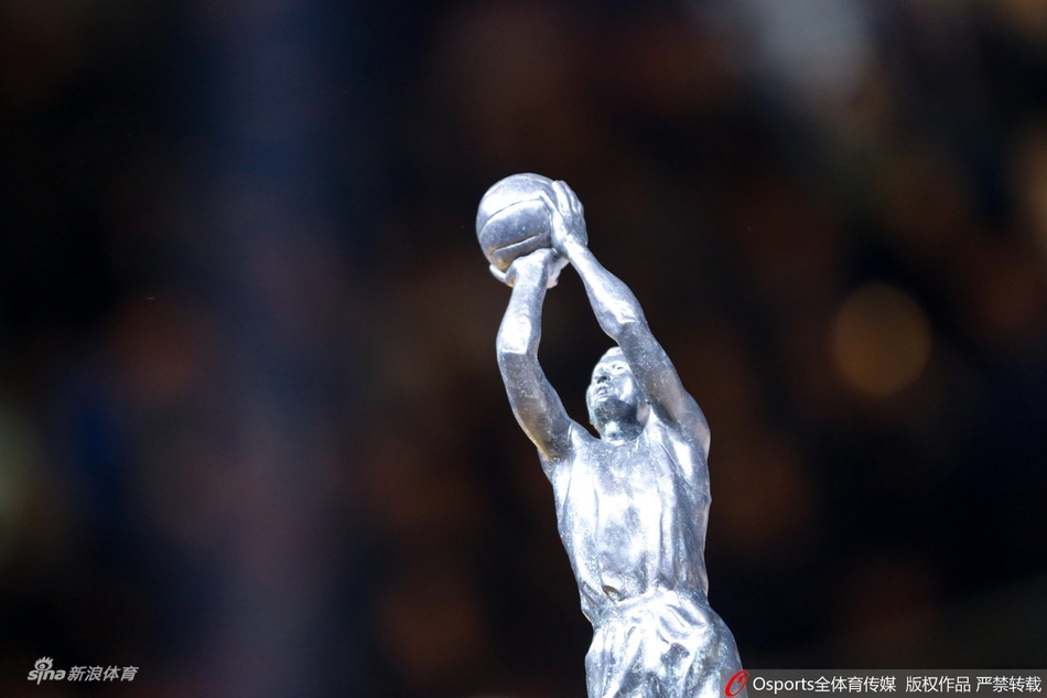 王哲林领取MVP奖杯“战神杯”