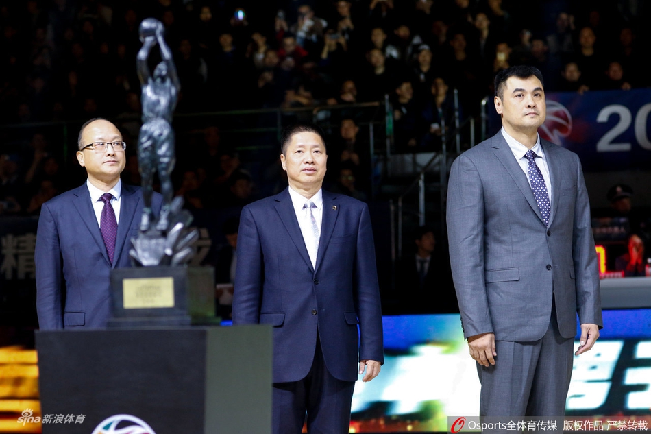 王哲林领取MVP奖杯“战神杯”