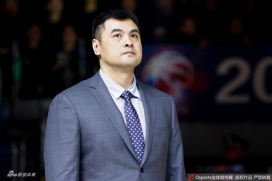 王哲林领取MVP奖杯“战神杯”