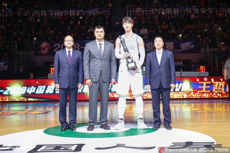 王哲林领取MVP奖杯“战神杯”