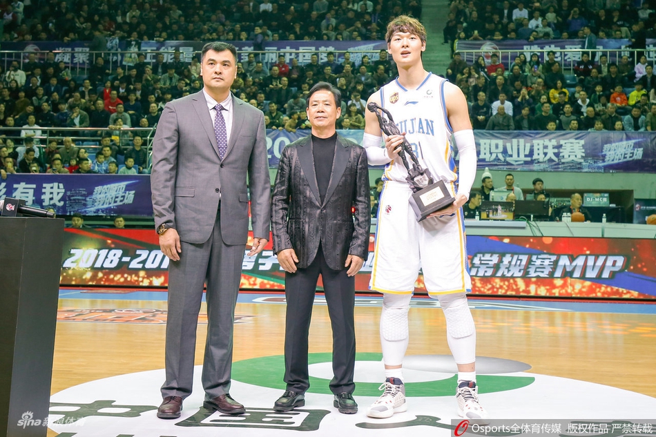 王哲林领取MVP奖杯“战神杯”