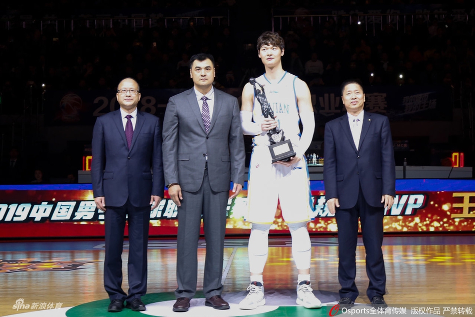 王哲林领取MVP奖杯“战神杯”