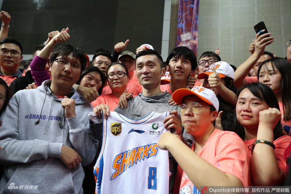 不说再见！刘炜含泪与球迷告别