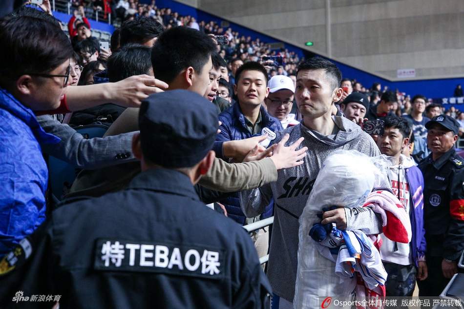 不说再见！刘炜含泪与球迷告别