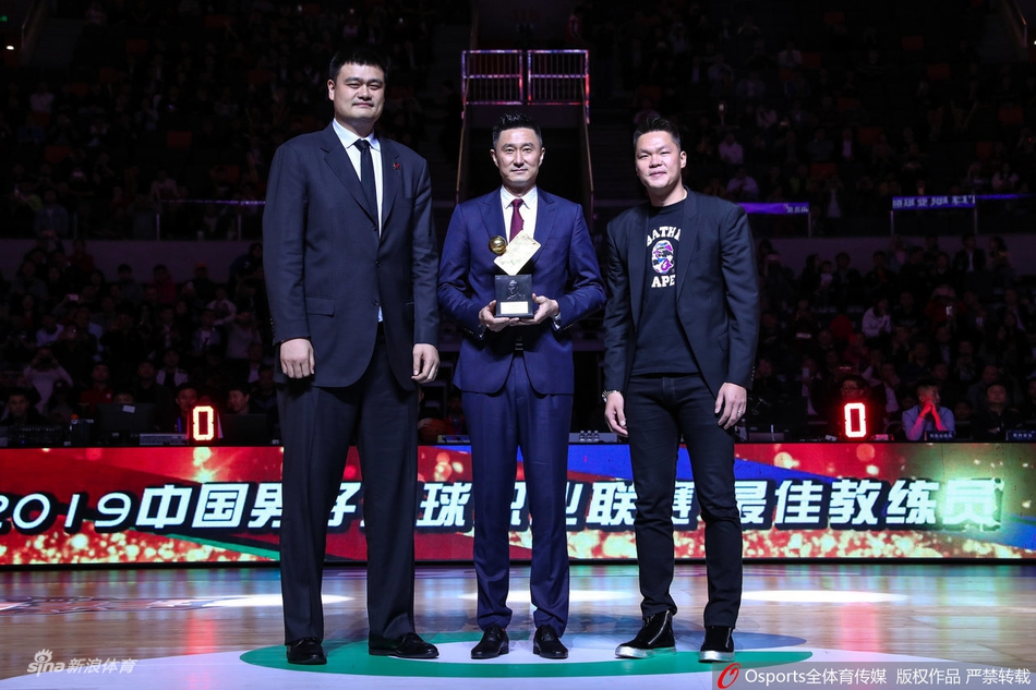 广东主帅杜锋获得最佳教练奖