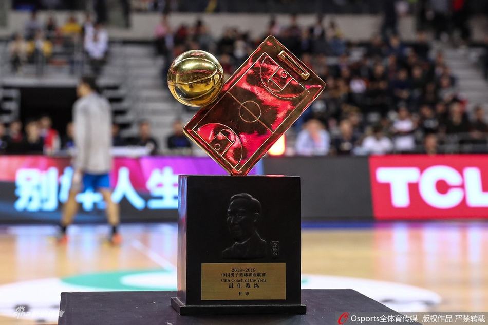 广东主帅杜锋获得最佳教练奖