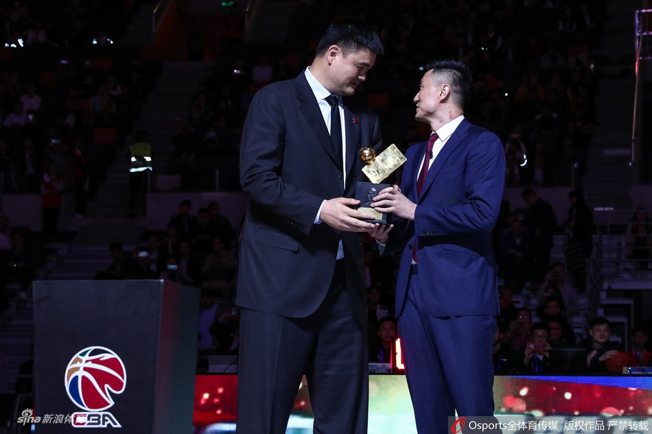 广东主帅杜锋获得最佳教练奖