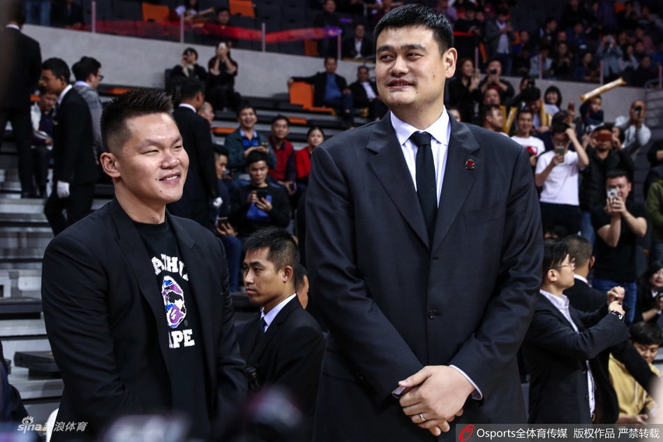 广东主帅杜锋获得最佳教练奖