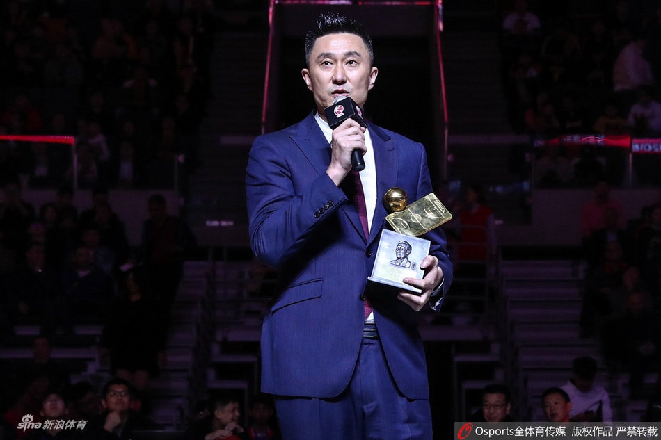 广东主帅杜锋获得最佳教练奖