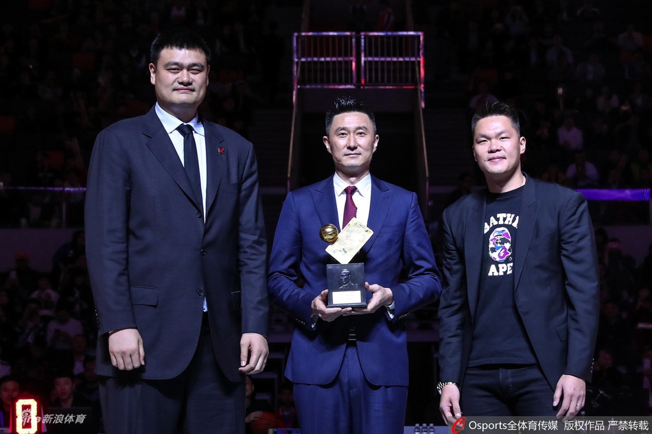 广东主帅杜锋获得最佳教练奖