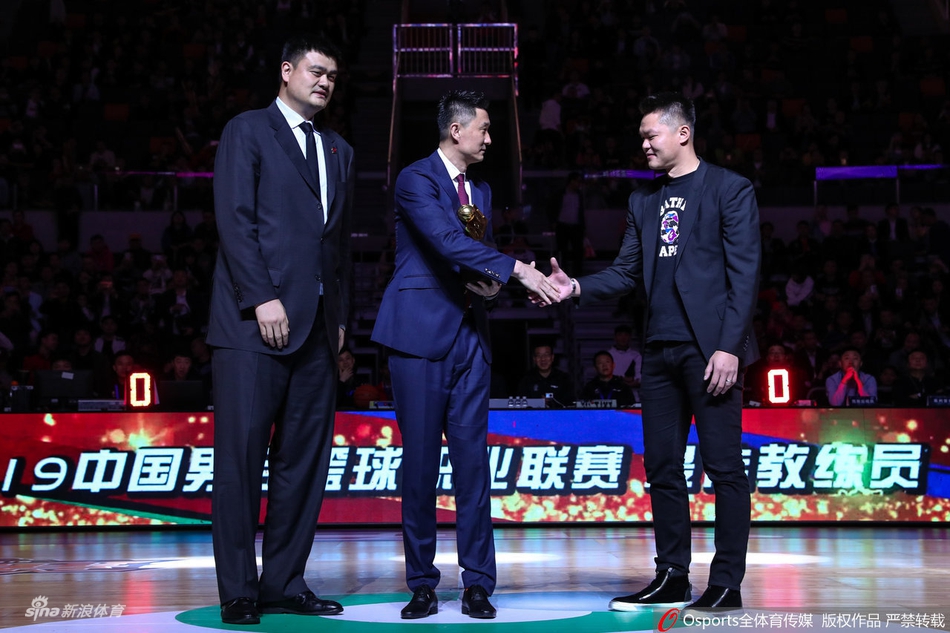 广东主帅杜锋获得最佳教练奖