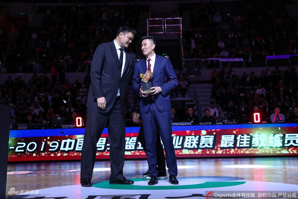 广东主帅杜锋获得最佳教练奖