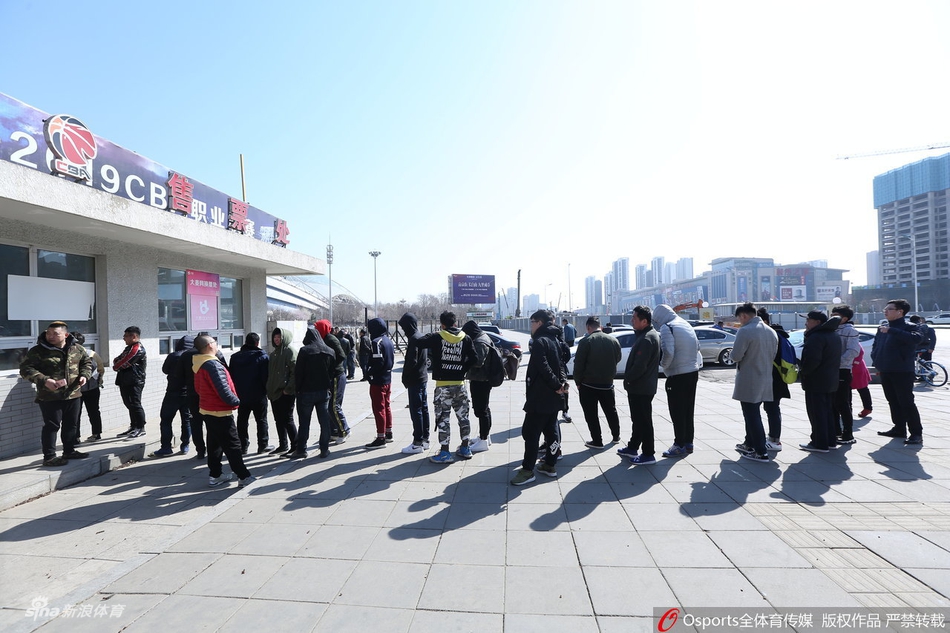 辽宁球迷排队抢购疆辽大战球票