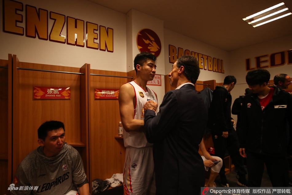 深圳赛后更衣室庆祝