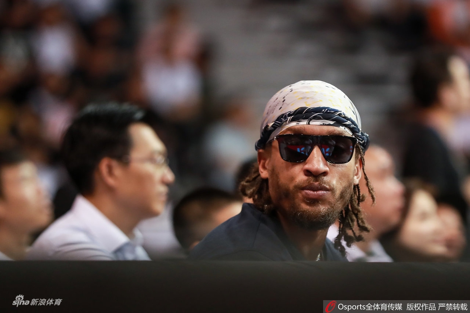 耍酷吃零食比斯利场边惬意观赛