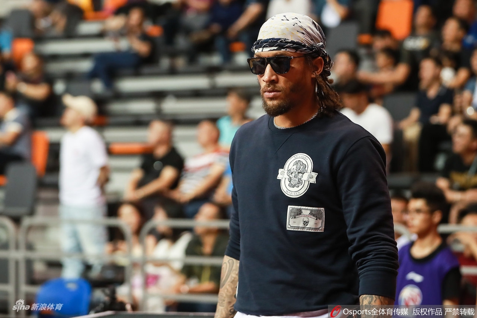 耍酷吃零食比斯利场边惬意观赛