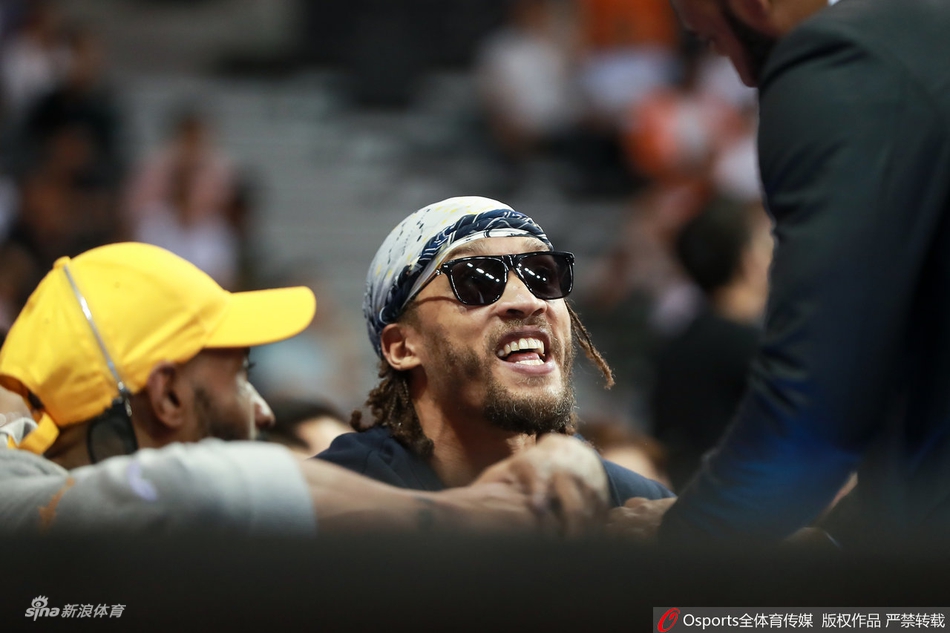 耍酷吃零食比斯利场边惬意观赛