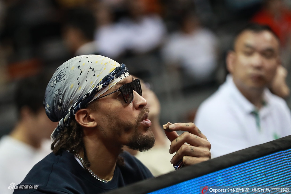 耍酷吃零食比斯利场边惬意观赛