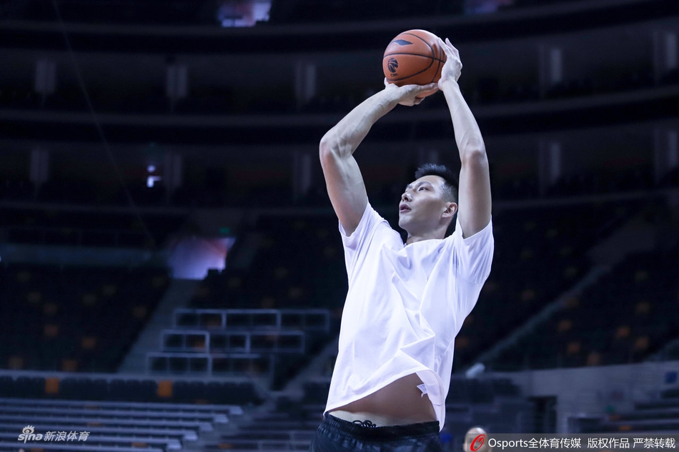 侧颜帅炸！阿联赛前提前热身