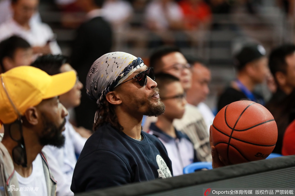 耍酷吃零食比斯利场边惬意观赛