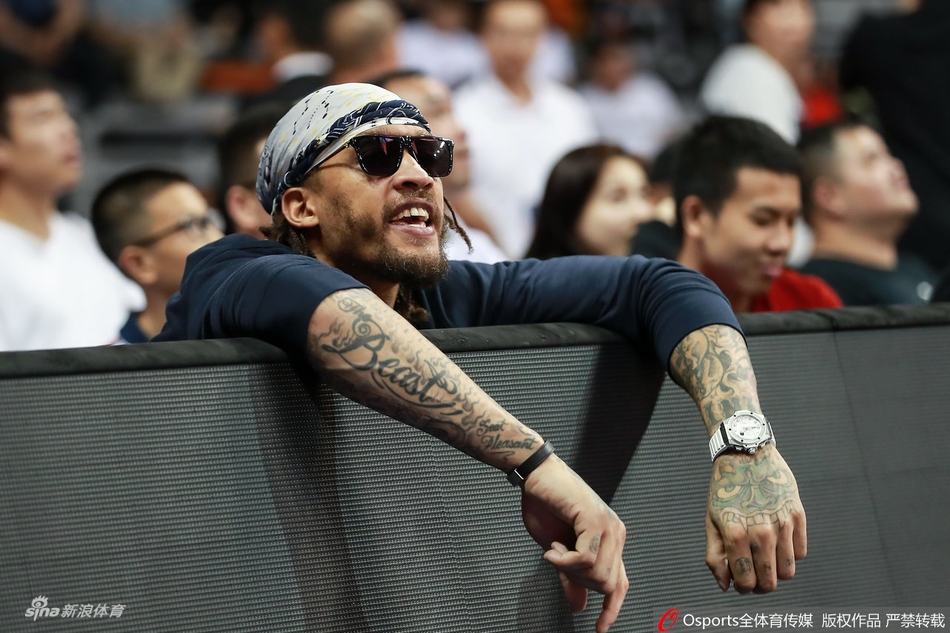 耍酷吃零食比斯利场边惬意观赛