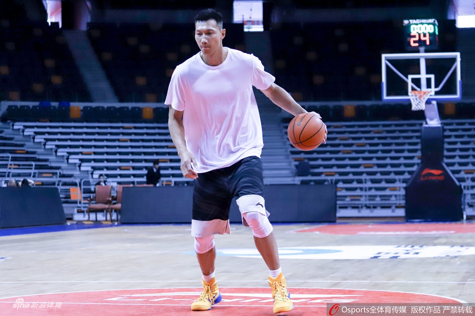 侧颜帅炸！阿联赛前提前热身