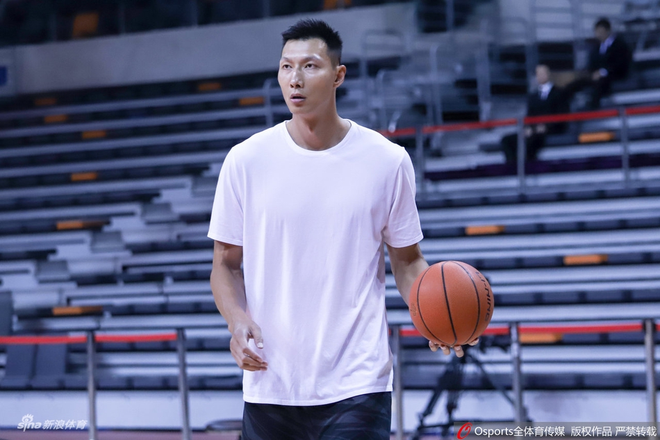 侧颜帅炸！阿联赛前提前热身