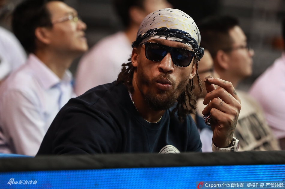 耍酷吃零食比斯利场边惬意观赛