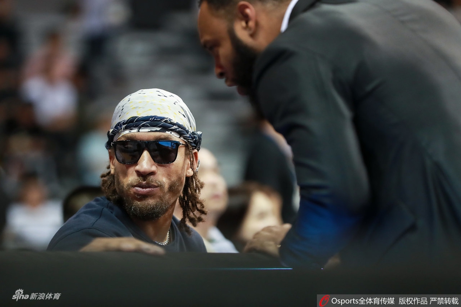 耍酷吃零食比斯利场边惬意观赛