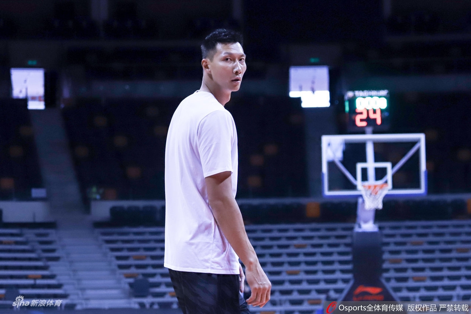 侧颜帅炸！阿联赛前提前热身