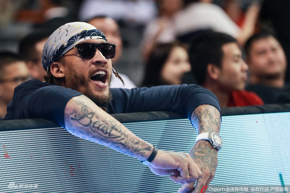 耍酷吃零食比斯利场边惬意观赛