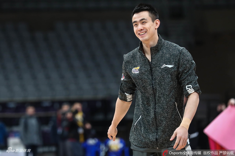 郭艾伦笑容灿烂轻松备战